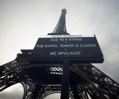 Un mensaje a los visitantes explicaba que la famosa torre fue cerrada este 19 de febrero