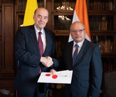 Álvaro Leyva, canciller, y Sr. Vanlalhuma, embajador de India en Colombia