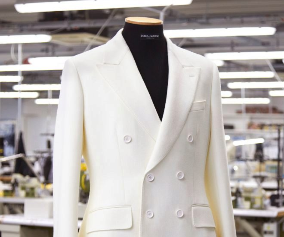 La chaqueta Dolce Fit está confeccionada en crepé de lana elástica