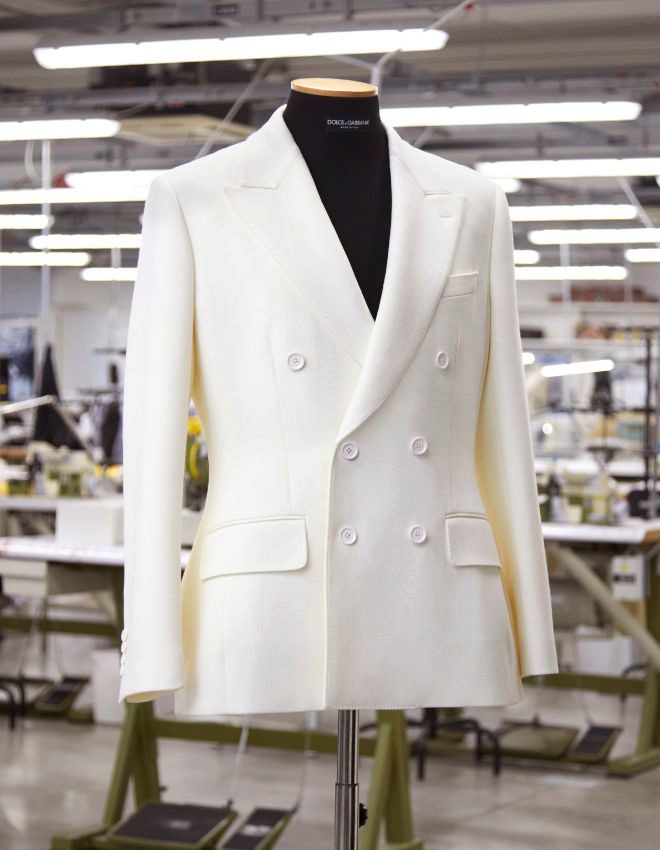 La chaqueta Dolce Fit está confeccionada en crepé de lana elástica