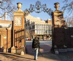 El presidente interino de Harvard critica a los grupos universitarios por caricaturas antisemitas