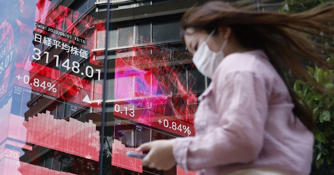 Acciones japonesas suben tras el acuerdo de Trump con Irán de un alto al fuego