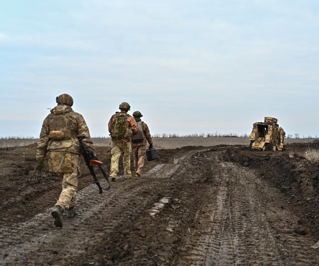 Tropas ucranianas durante patrullajes en la frontera con Rusia