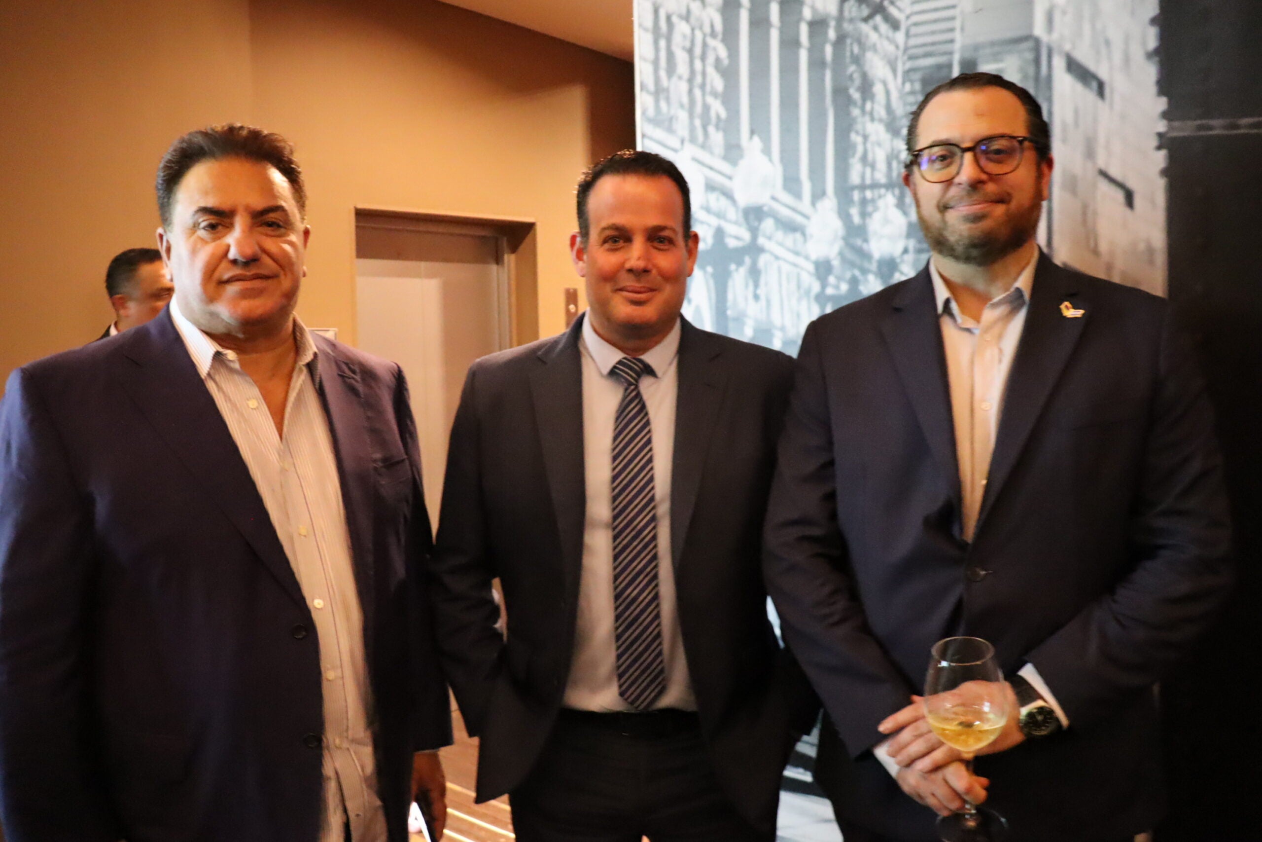 Joav Kohen, CEO de Channel Factory; Kobi Valer, jefe de misión adjunto Embajada de Israel; y Wolf Alexandrovich, presidente de Hoteles Estelar del Parque de la 93.