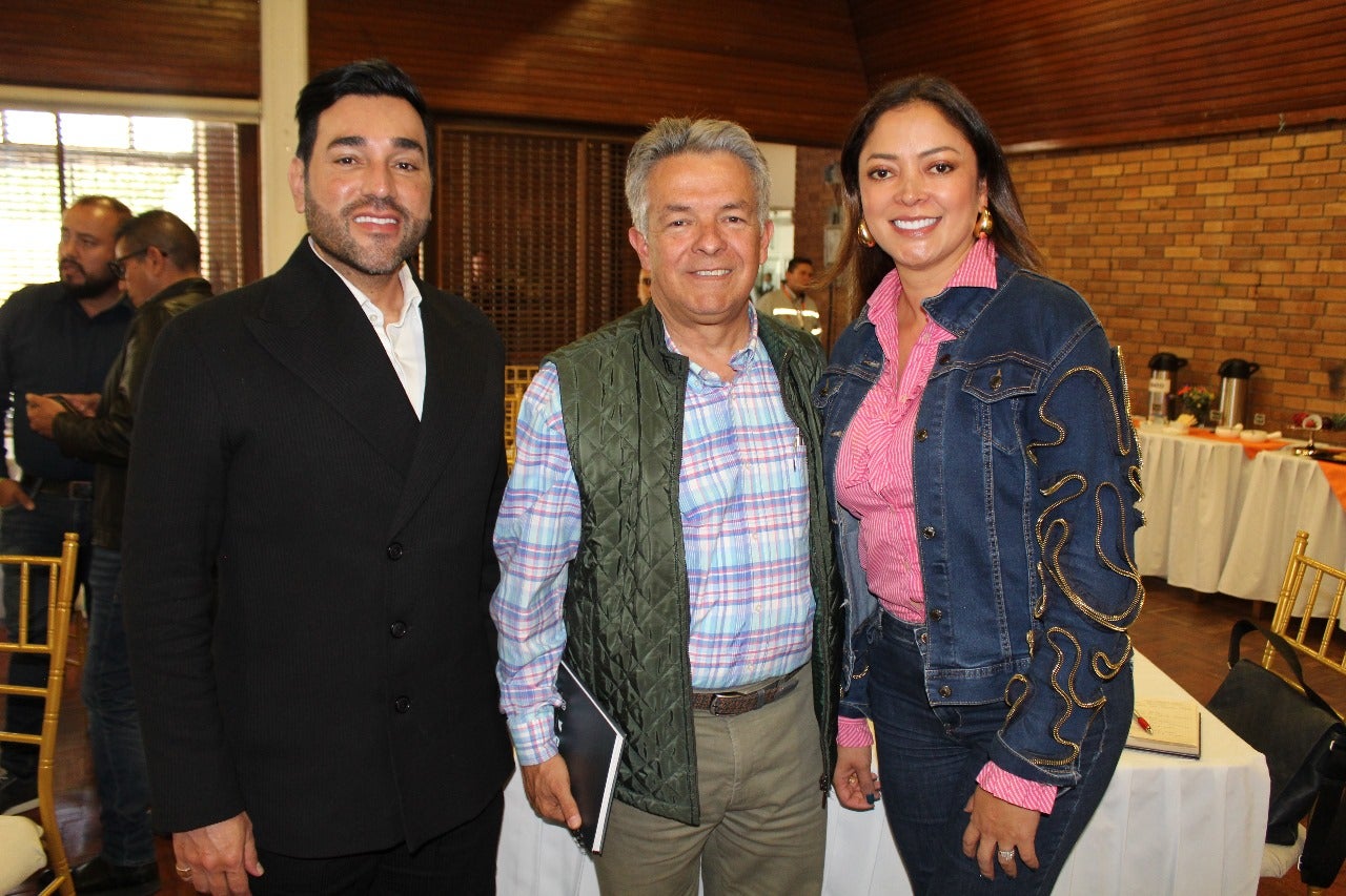 Juan Pablo Carvajal, CEO de Laboratorios Carvajal; Enrique Vera, rector de la Uptc; y Andrea Garzón, representante de Grupo Servientrega.