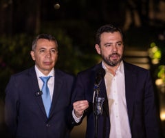 El ministro de Transporte, William Camargo, junto al alcalde de Bogotá, Carlos Fernando Galán