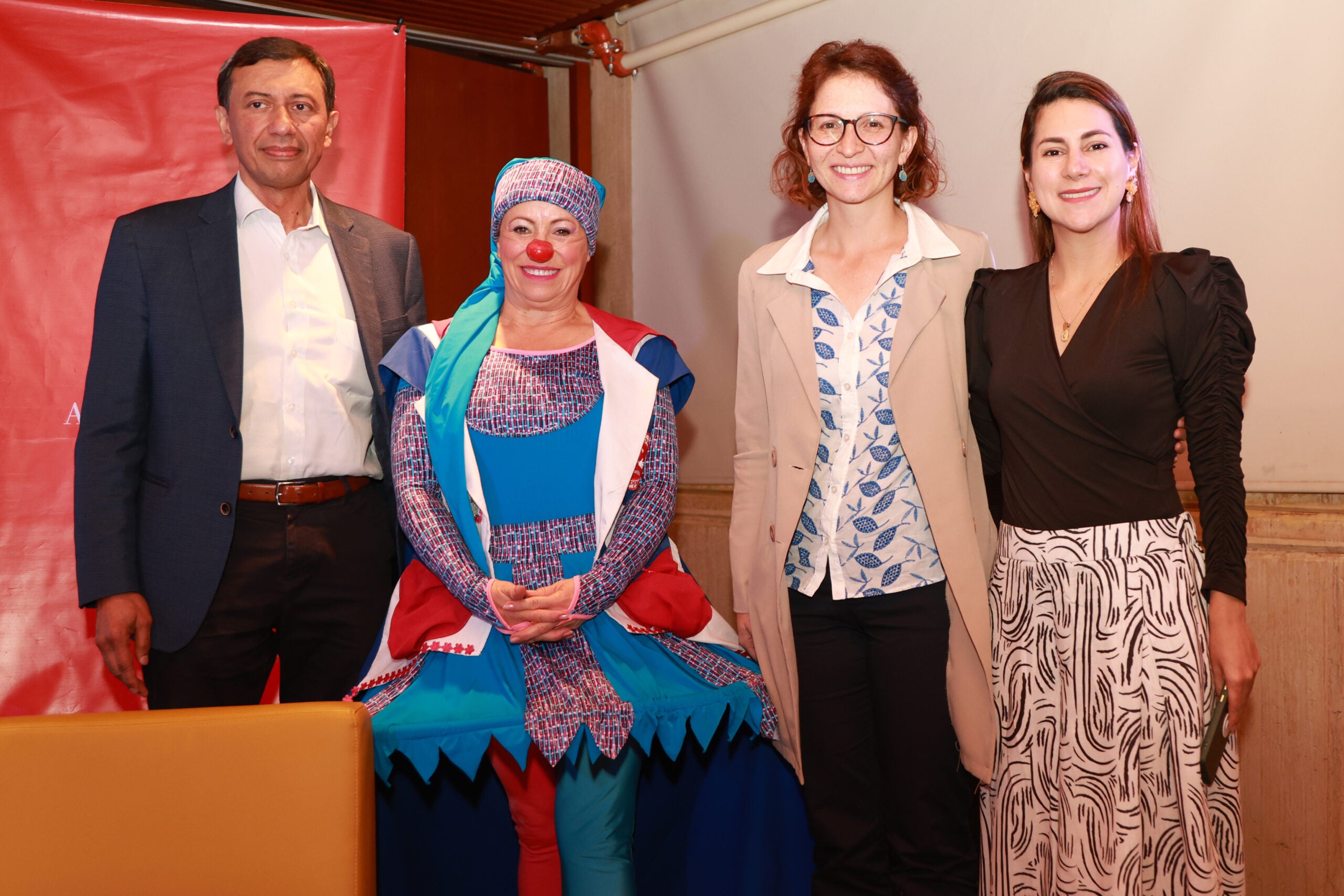 Raúl Hernando Murillo, director del Centro Javeriano de Oncología del Hospital San Ignacio; Luz Adriana Neira, CEO de Doctora Clown; Natalia Godoy, sobreviviente de cáncer; en compañía de Karen Varela, de la Fundación Valle de Lili.