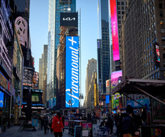 Señalización de Paramount+ en Times Square, Nueva York.