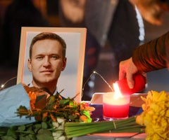 Miles de rusos se despidieron de Alexey Navalny en el funeral, desafiando al Kremlin