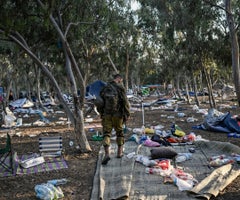 Un soldado israelí patrulla cerca del lugar del ataque de Hamás