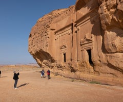 Turistas durante una visita al antiguo yacimiento arqueológico de Hegra en Arabia Saudita.