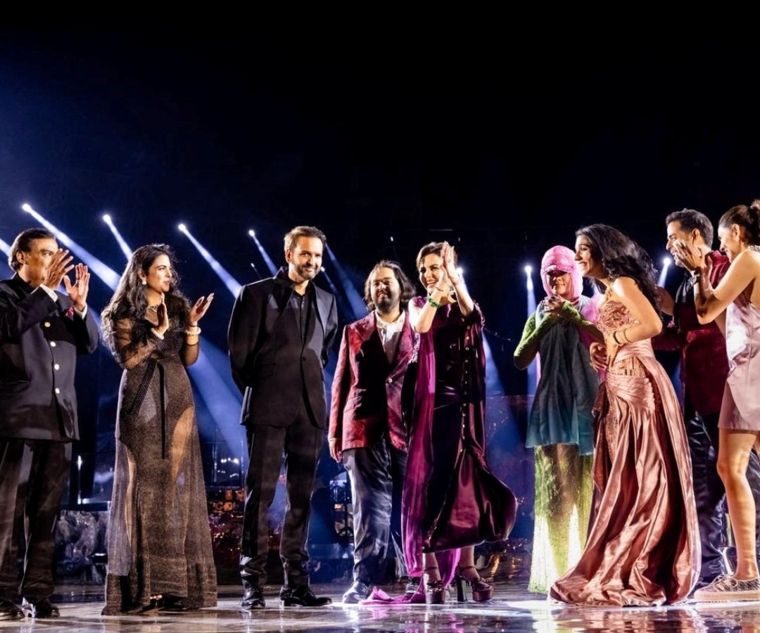 Mukesh Ambani , presidente de Reliance Industries; RadhikaMerchant, empresaria; Anant Ambani; Nita Ambani, filántropa; Rihanna, cantante; Isha Piramal; Anand Piramal, empresario; Shloka Mehta Ambani; y Akash Ambani, empresario, reaccionan en el escenario durante las celebraciones previas a la boda de Anant y Radhika en Jamnagar, Gujarat.