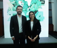 Carlos Fernando Galán, alcalde de Bogotá, y María Andrea Vargas, gerente general de Natura Colombia y ganadora del reconocimiento al Empresario Verde del Año otorgado por La República.
