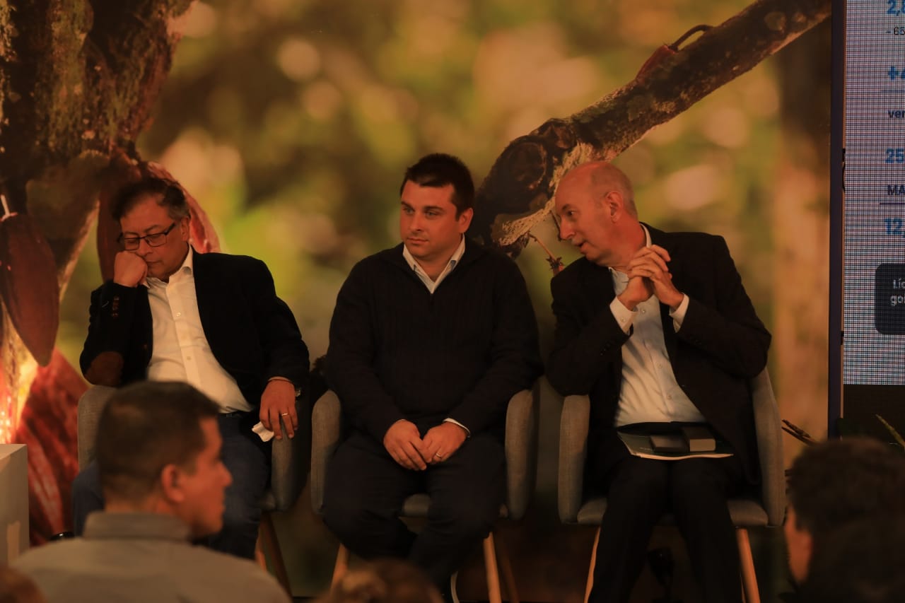 Gustavo Petro, presidente de Colombia; Gabriel Gilisnki, máximo accionista de Grupo Nutresa; y Carlos Ignacio Gallego, presidente de Nutresa