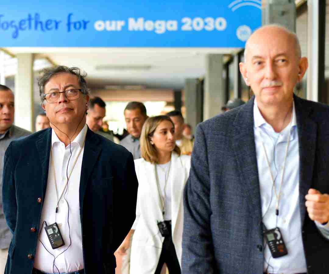 Gustavo Petro, presidente de la República; y Carlos Ignacio Gallego, presidente del Grupo Nutresa, recorriendo las instalaciones de la compañía en Antioquia.