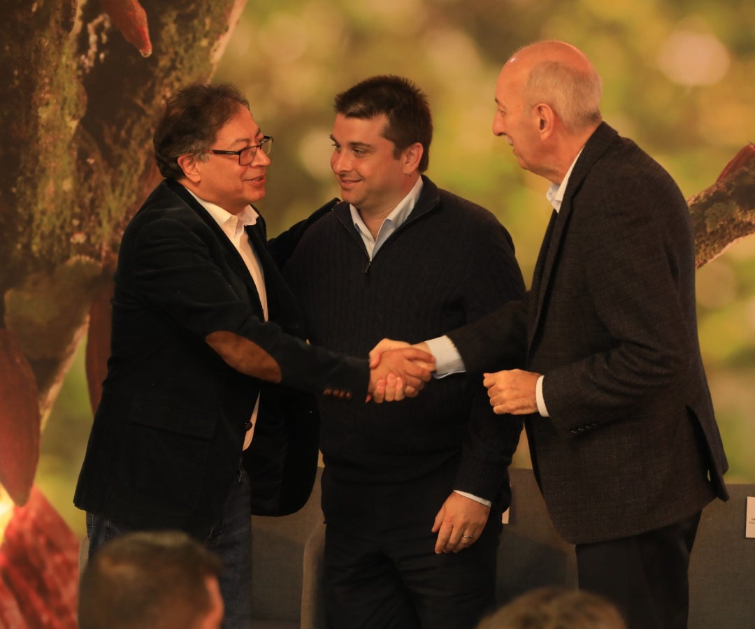 Gustavo Petro, presidente de Colombia; Gabriel Gilinski, miembro de Junta Directiva de Grupo Nutresa; Carlos Ignacio Gallego, presidente de Grupo Nutresa
