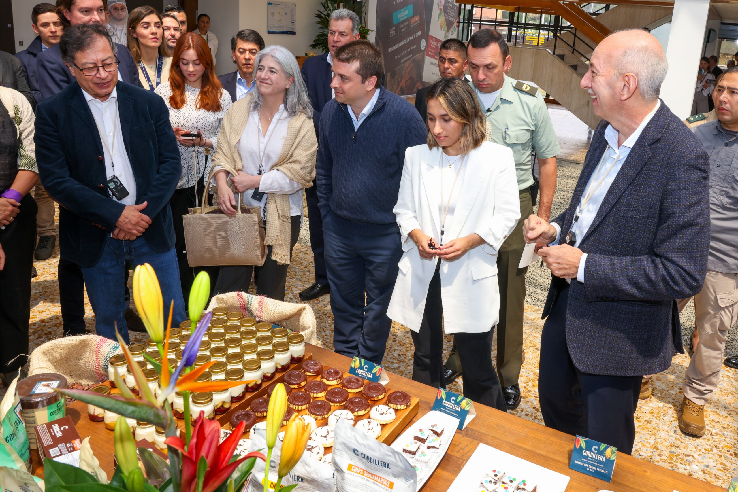 Gustavo Petro, presidente de Colombia; Catalina Velasco, ministra de Vivienda; Gabriel Gilinski, miembro de Junta Directiva de Grupo Nutresa; Laura Sarabia, directora del DPS; Carlos Ignacio Gallego, presidente de Grupo Nutresa