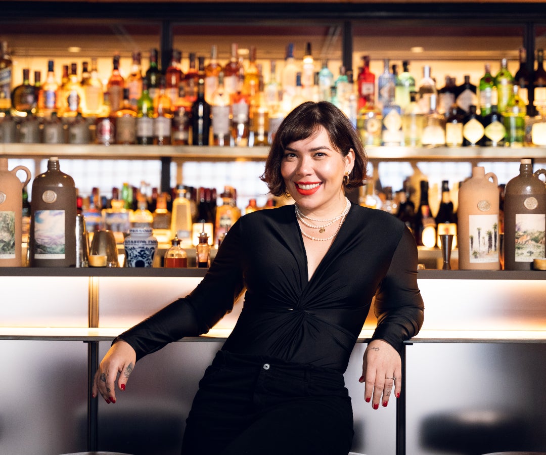 Sin dejar su esencia de bar y la coctelería que reconoció The World’s 50 Best Bars, el espacio de Laura Hernández Espinosa anticipa una parte, al medio día la experiencia que Leonor Espinosa ofrece en Leo.