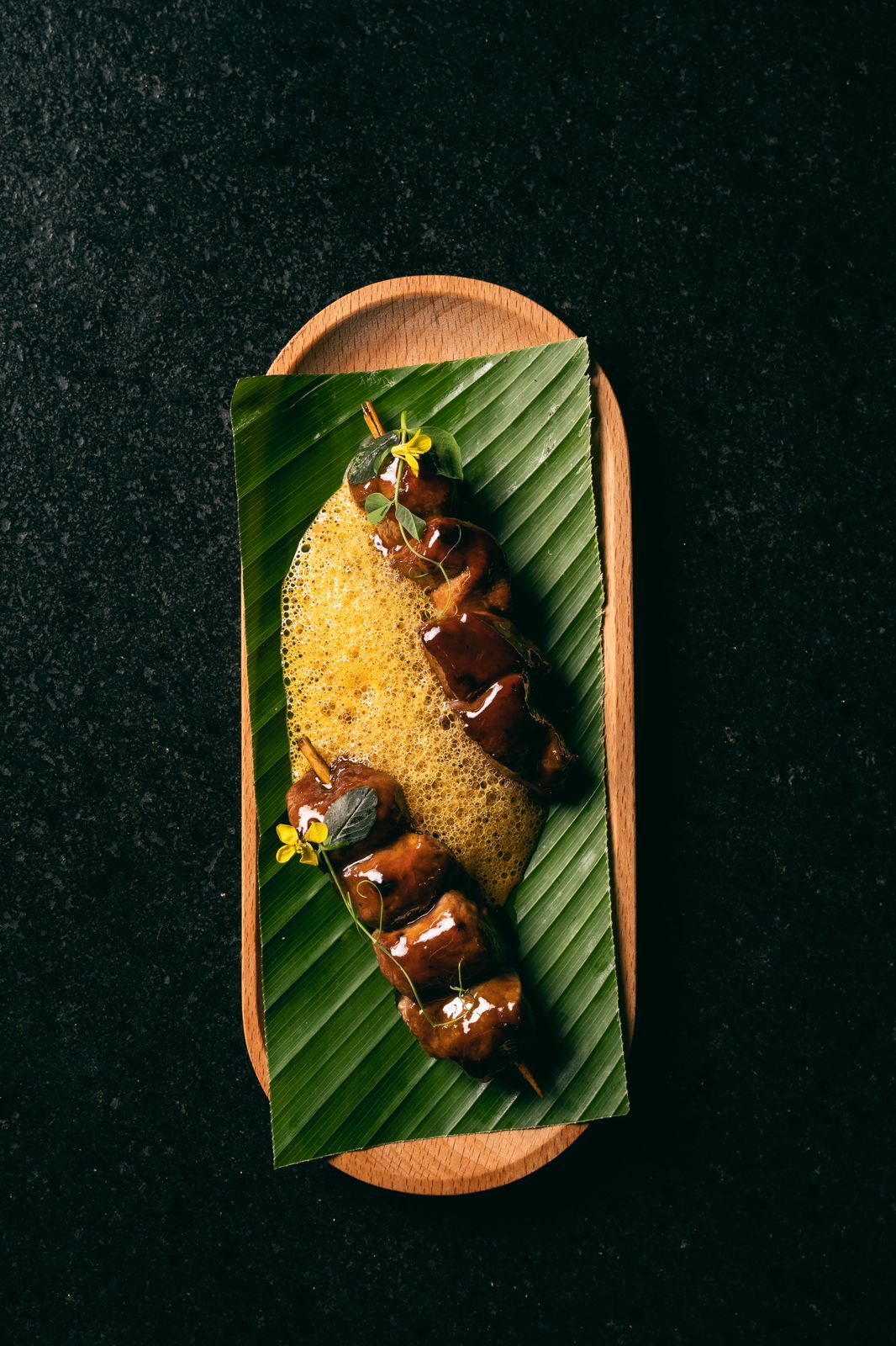 Las primeras opciones para empezar el almuerzo tienen un pincho de cordero y salsa especiada de coco.