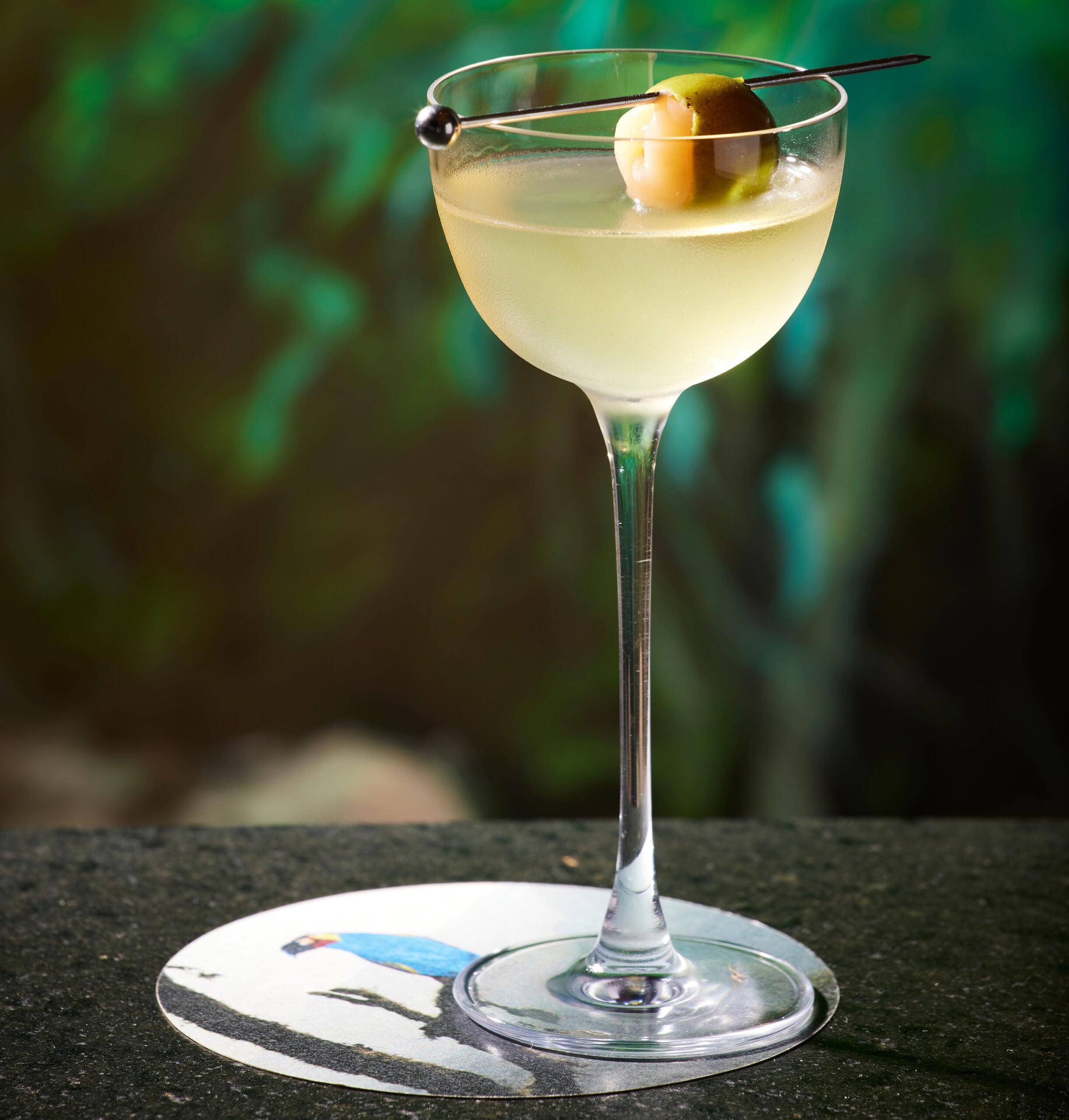 Tucán, coctelería para entender los páramosEn una copa alta está Tucán, una muestradel territorio de montaña (representadopor el destilado de gulupa). Luego llega con Tanqueray 10, cordial de macambo, macadamia y ajonjolí, algo de lillet blanc y mamoncillo. 