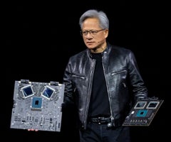 Jensen Huang muestra el nuevo chip con IA