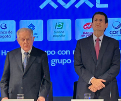 Luis Carlos Sarmiento Ángulo y su hijo Luis Carlos Sarmiento Gutierrez durante la junta de accionistas de Grupo Aval