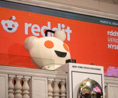 Snoo, la mascota de Reddit tocó la campana de apertura durante la oferta pública inicial (OPI) de la empresa en Nyse, para su debut en marzo