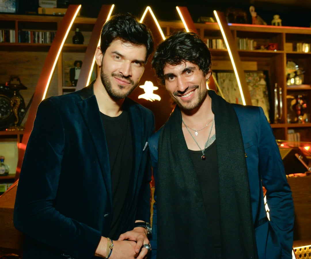 Juan Villate, modelo y ex futbolista, y Andee Zeta, percusionista de Diamante Eléctrico.