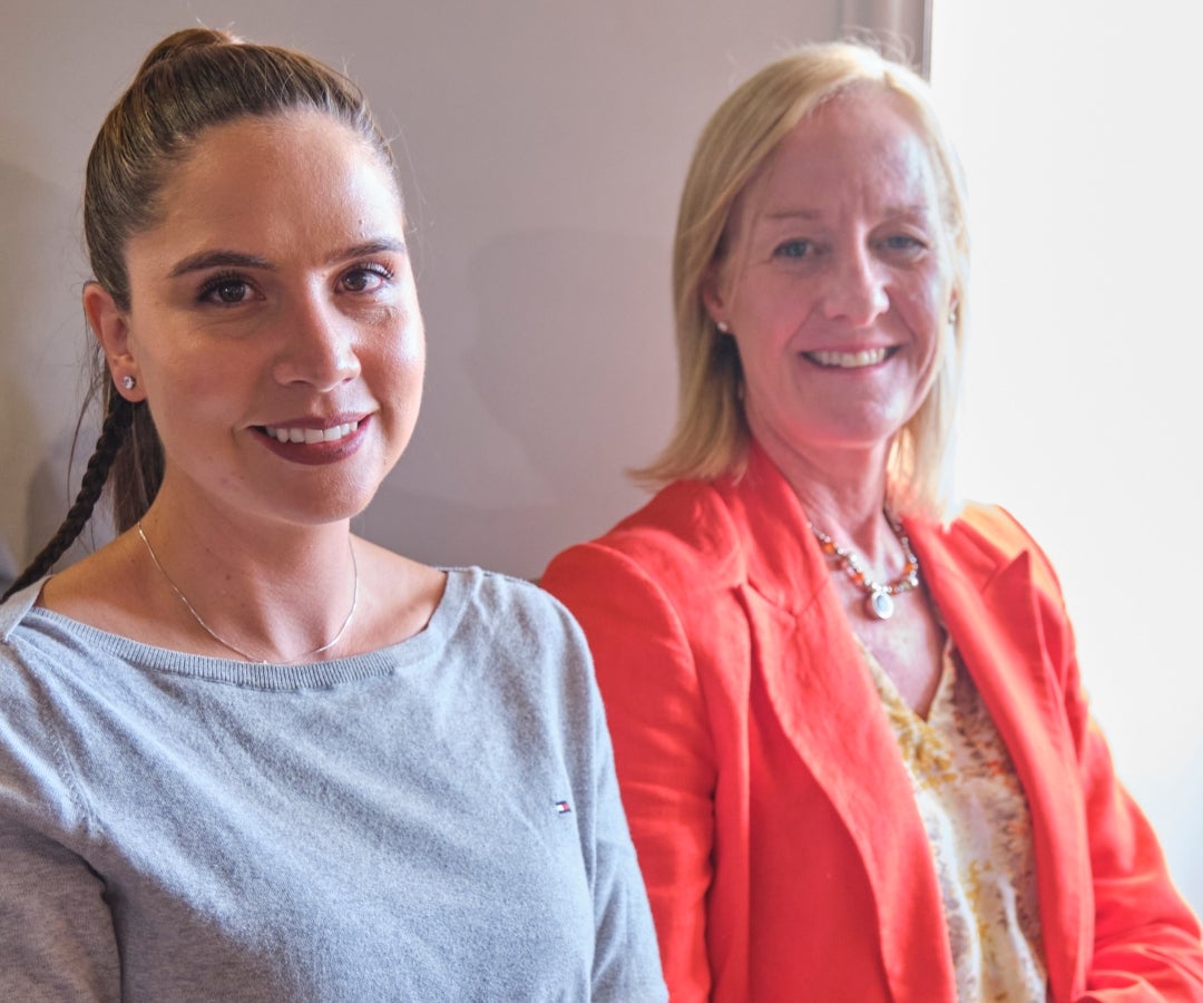 De la Embajada de Estados Unidos de América en Colombia, Laura Cruz, coordinadora de Emprendimiento de la sección de Asuntos Públicos, y Carolyn Turpin, consejera para la Diplomacia Pública.