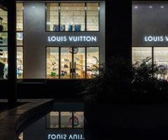 Louis Vuitton es una marca de accesorios, perfumes, relojería y productos de lujo.