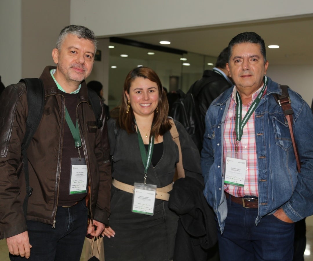 William Yepez, gerente general de Green Forest; Natalia Sánchez, ingeniera Forestal Logiseguros; Román Ceballos, director Técnico de Cipreses de Colombia.
