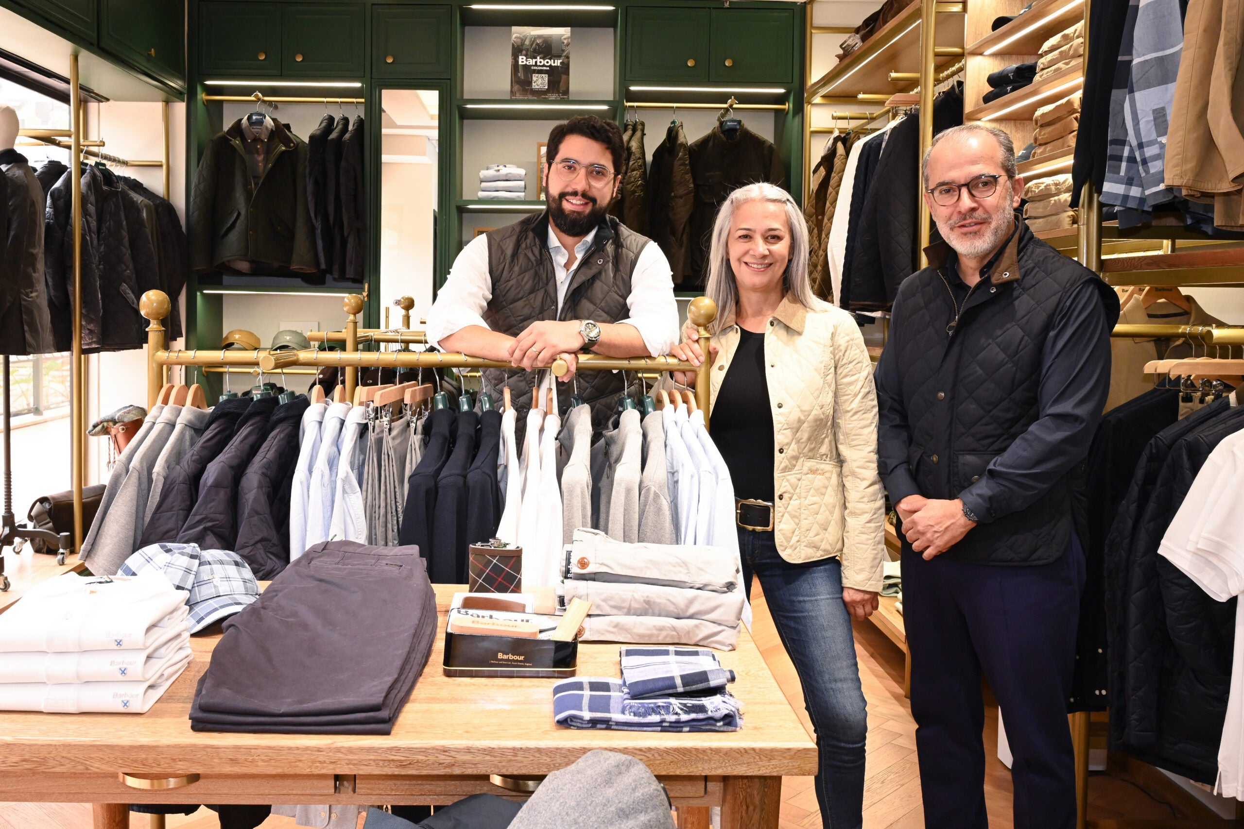 Martín Gonzáles, gerente comercial de Marsanti, María Cardona, cofundadora y diseñadora de Marsanti y Francisco González Gutiérrez, gerente general de Marsanti, empresa que trajo la marca Barbour.