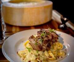 Taurus Steak House, en Filandia, Quindío, incluso sus carnes que acompaña con pastas, pasan por la rueda Grana Padano para la cobertura de sabores.