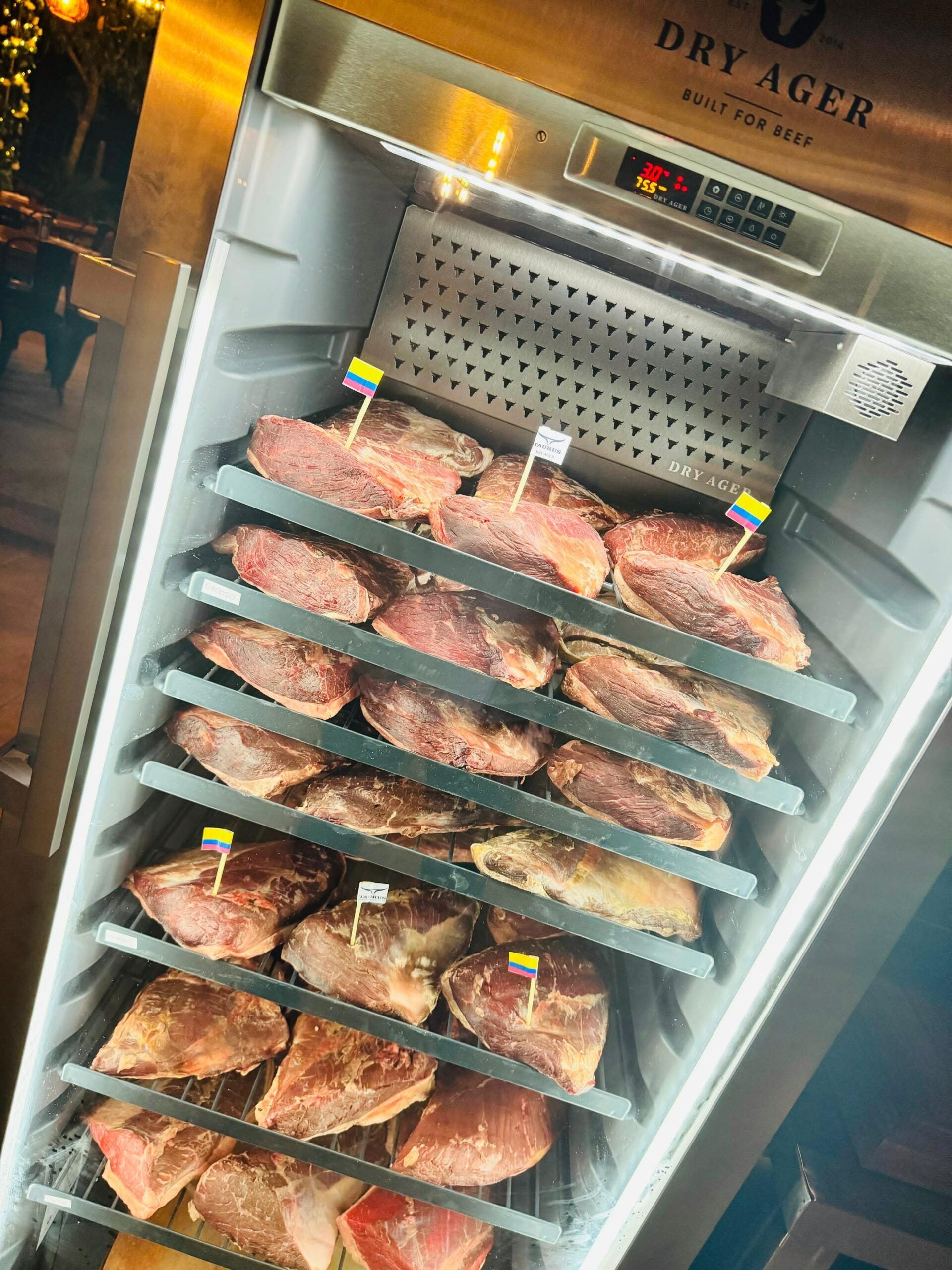 Un Dry Ager de alta tecnología cuida los cortes de alto nivel para las carnes de Taurus Steak House.