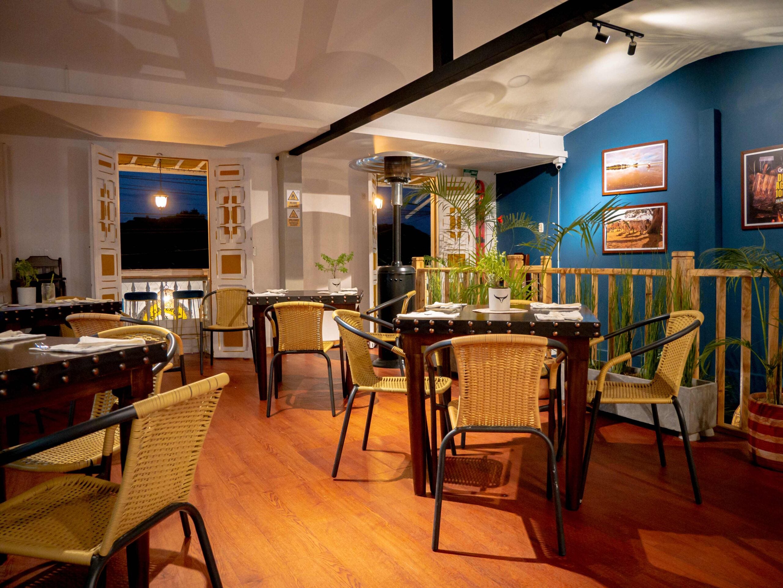 Una casa clásica que recuerda los colores y diseños de Filandia, dividen tres pisos para Taurus Steak House.