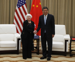 La secretaria del Tesoro de Estados Unidos, Janet Yellen, le da la mano al viceprimer ministro chino, He Lifeng