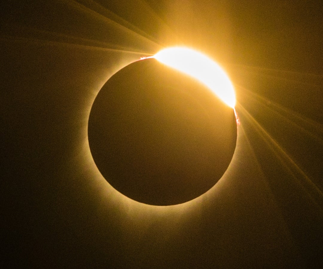 Los eclipses totales pueden durar entre 10 segundos y 7 minutos y medio.