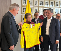Ministra Gloria Inés Ramírez con representantes de Acolfutpro y la Dimayor