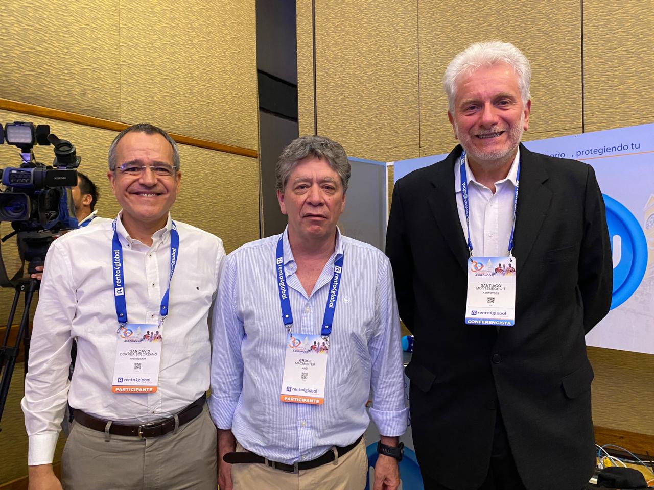 Juan Correa, de Protección; Bruce Mac Master, del C. Gremial, y Santiago Montenegro, de Asofondos.