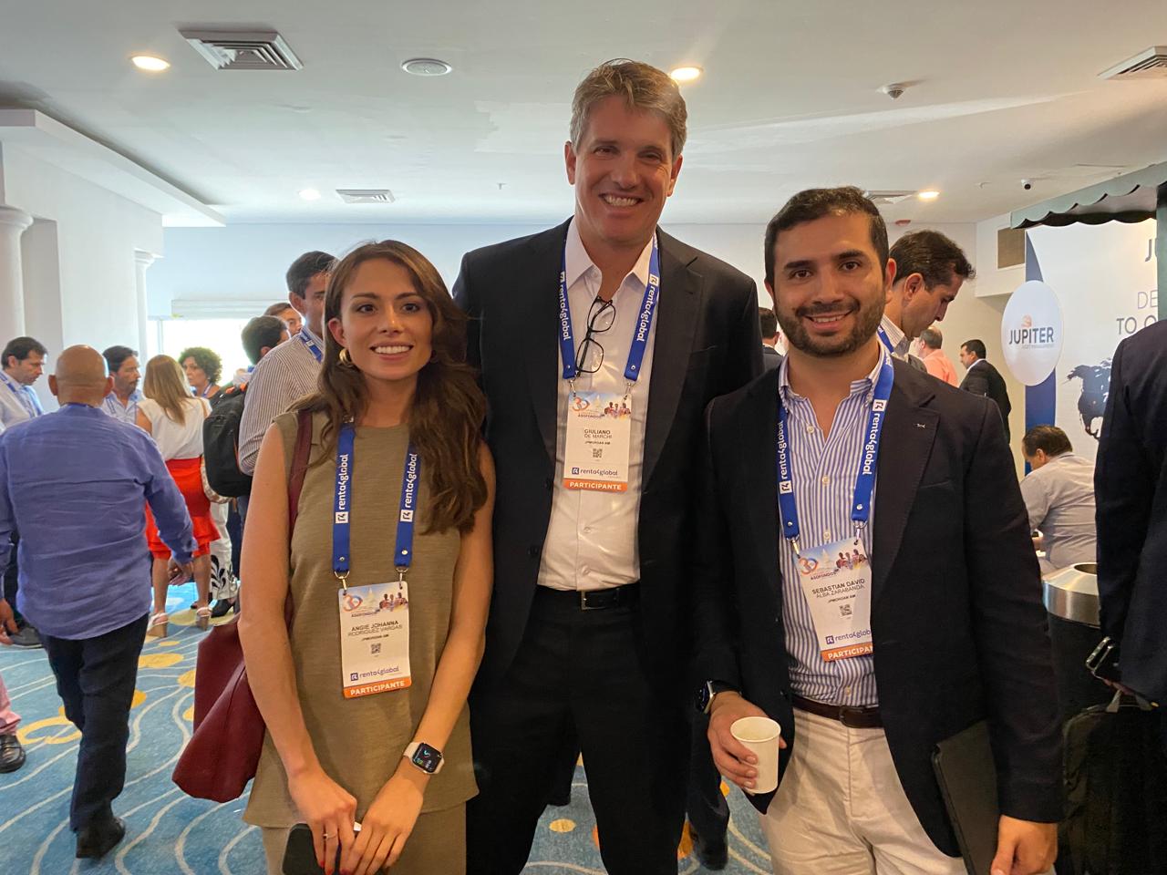 Angie Rodríguez, Giuliano de Marchi y Sebastián Alba, representantes para JP Morgan en el Congreso de Asofondos.