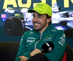 El piloto español Fernando Alonso y la escudería de Fórmula 1 Aston Martin anunciaron el jueves la renovación del contrato que los une desde hace un año y medio.