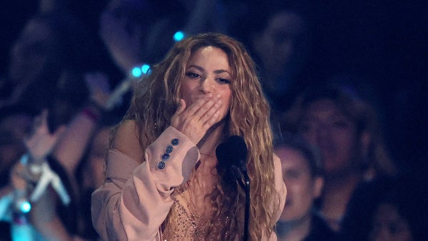 Shakira confirmó en Coachella la llegada de su gira mundial 'Las mujeres ya no lloran' Shakira confirmó en Coachella la llegada de su gira mundial 'Las mujeres ya no lloran'