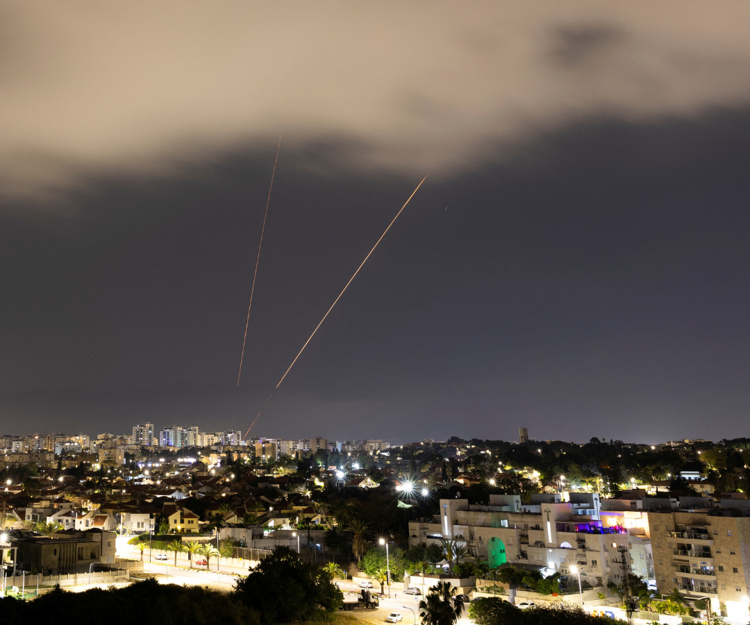 Un sistema antimisiles opera después de que Irán lanzara drones y misiles hacia Israel, visto desde Ashkelon.