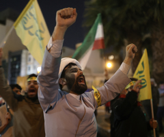 Iraníes celebran en una calle, tras el ataque del Irgc a Israel, en Teherán.