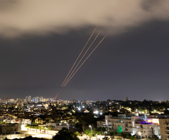 Un sistema antimisiles opera después de que Irán lanzara drones y misiles hacia Israel, visto desde Ashkelon.