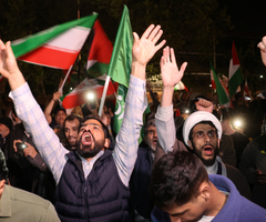 Reacción de los iraníes tras el ataque del IRGC a Israel, en Teherán