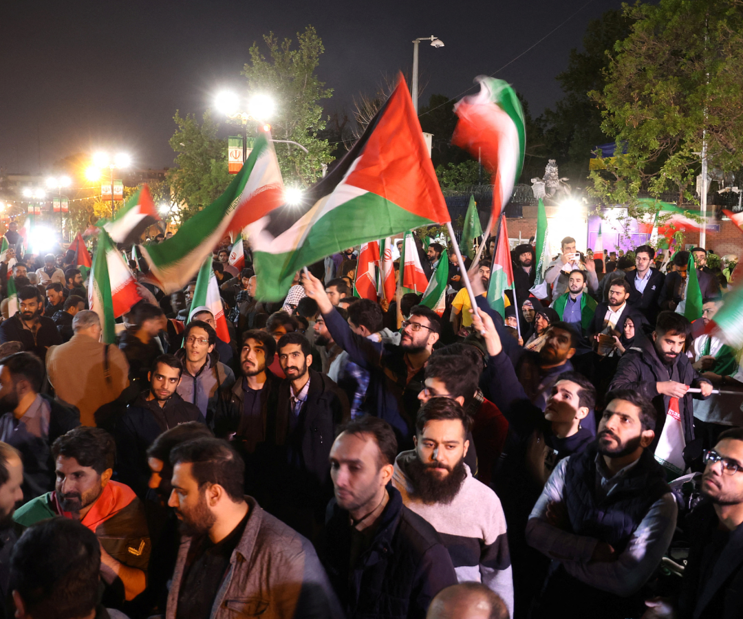 Reacción de los iraníes tras el ataque del IRGC a Israel, en Teherán