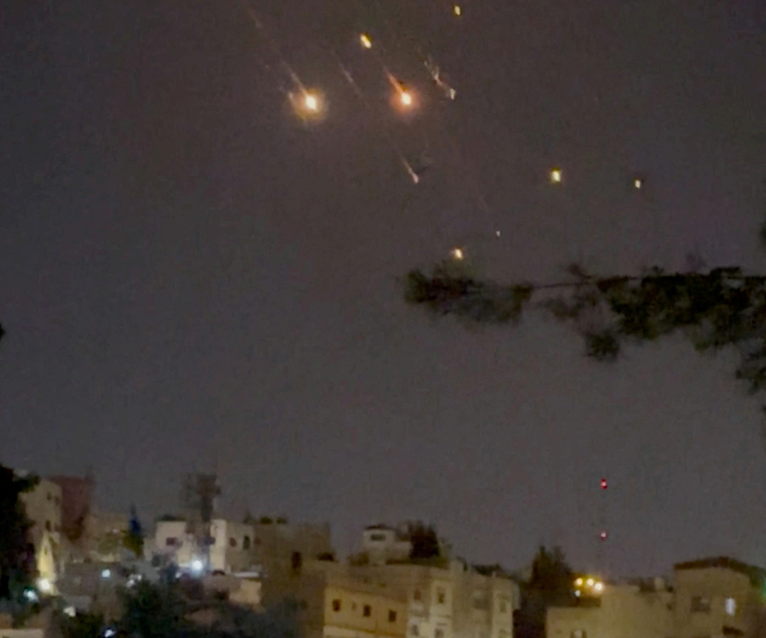 Se ven objetos en el cielo de Ammán después de que Irán lanzara drones contra Israel