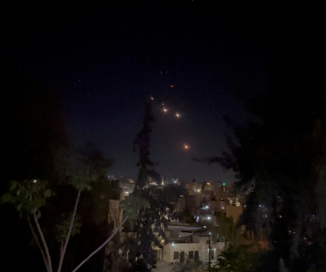 Se ven objetos en el cielo de Ammán después de que Irán lanzara drones contra Israel
