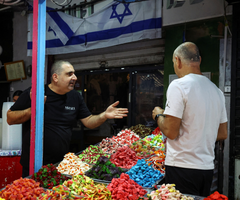 Una persona gesticula junto a un puesto, después de que Irán lanzara drones y misiles hacia Israel, en Tel Aviv, Israel.